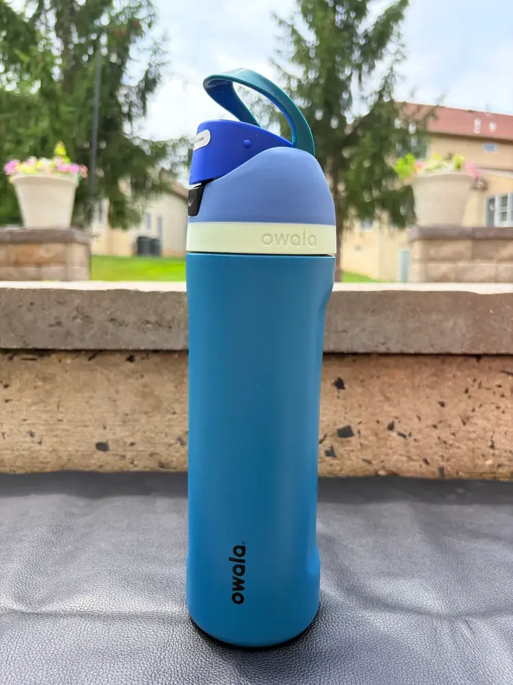 Owala FreeSip in Blue Oasis