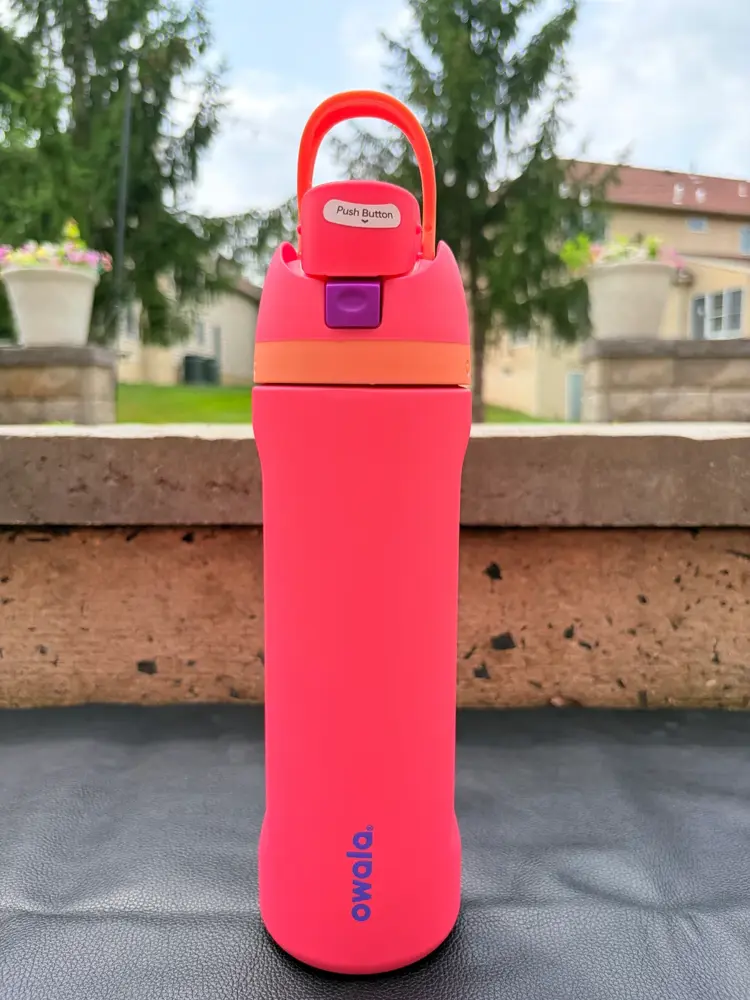 Owala FreeSip in Hyper Flamingo