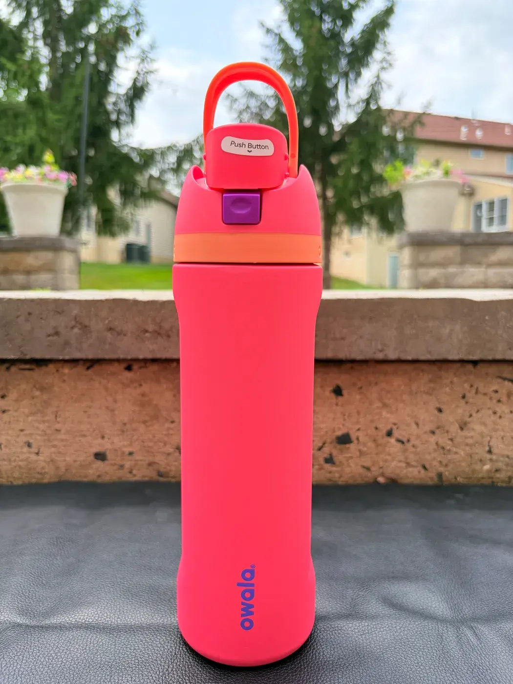 Owala FreeSip in Hyper Flamingo
